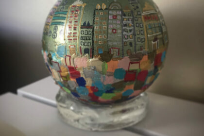 Globe Caroline Faindt